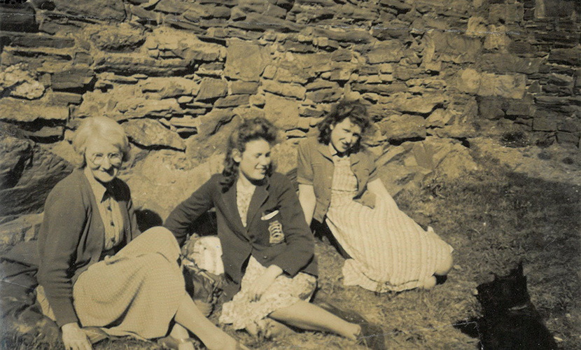 Patricia Heath at Stratford-Upon-Avon with friends, 1938. patricia heath stratford upon avon 1938